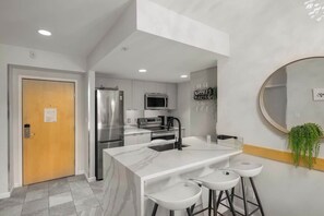 Fridge, microwave, oven, stovetop - Tyndall | Luxe 2.5 bedroom | Main Whistler Village (Whistler)
