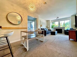 Smart TV, fireplace, offices - Tyndall | Luxe 2.5 bedroom | Main Whistler Village (Whistler)