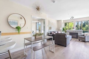Smart TV, fireplace, offices - Tyndall | Luxe 2.5 bedroom | Main Whistler Village (Whistler)