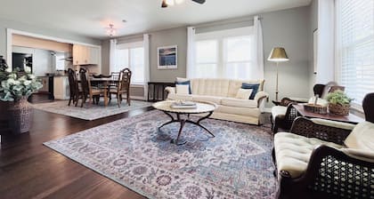 Spacious Vintage Gem - Big Yard - Close to Downtown & Schreiner - Dogs Welcome!