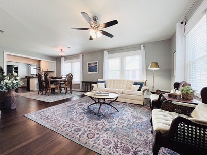 Spacious Vintage Gem - Big Yard - Close to Downtown & Schreiner - Dogs Welcome!