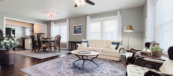 Spacious Vintage Gem - Big Yard - Close to Downtown & Schreiner - Dogs Welcome!