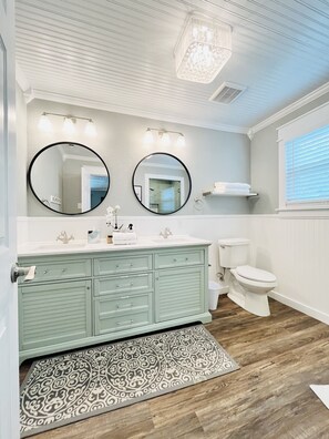 Tina con regadera, secadora de cabello, toallas, jabón 