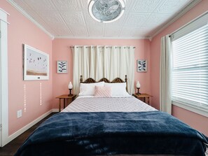 3 bedrooms, desk, iron/ironing board, travel crib