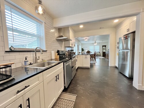 Spacious Vintage Gem - Big Yard - Close to Downtown & Schreiner - Dogs Welcome!