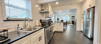 Spacious Vintage Gem - Big Yard - Close to Downtown & Schreiner - Dogs Welcome!