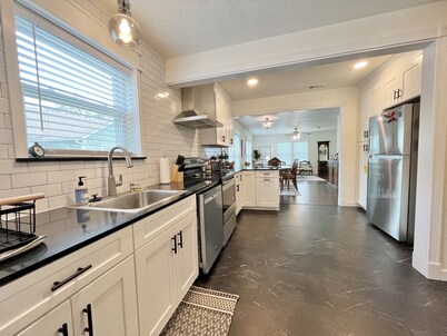 Spacious Vintage Gem - Big Yard - Close to Downtown & Schreiner - Dogs Welcome!