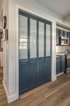 Fridge, microwave, oven, stovetop - Lake Retreat w/Pool & Hot Tub near Bok Tower (Lake Wales)