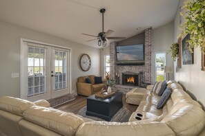 Smart TV, fireplace, offices - Lake Retreat w/Pool & Hot Tub near Bok Tower (Lake Wales)