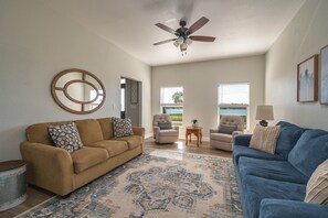 Smart TV, fireplace, offices - Lake Retreat w/Pool & Hot Tub near Bok Tower (Lake Wales)