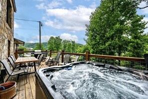 Outdoor dining - 5 bdrm/1940's Cottage/Walk to Downtown/Hot Tub (Gatlinburg)
