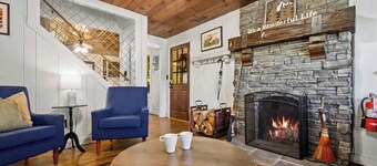 5 Bdrm/1940's Cottage/Walk to Downtown/Hot Tub