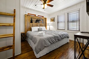 5 bedrooms, WiFi, bed sheets - 5 bdrm/1940's Cottage/Walk to Downtown/Hot Tub (Gatlinburg)