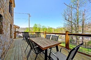 Outdoor dining - 5 bdrm/1940's Cottage/Walk to Downtown/Hot Tub (Gatlinburg)