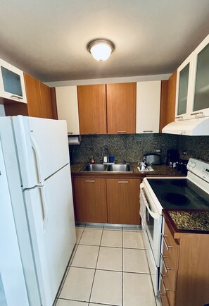 Mikrobølgeovn, kaffetrakter/tekoker og kjøkkenutstyr