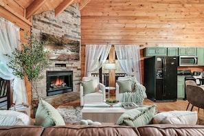 Smart TV, fireplace, video games, DVD player - Luxe Mtn Oasis! Views! HotTub-Slide! Resort Pools! (Sevierville)