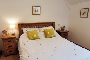 3 bedrooms, iron/ironing board, bed sheets - 3 Bedroom Cottage - Hot Tub, Garden, Parking (Honiton, Dunkeswell)