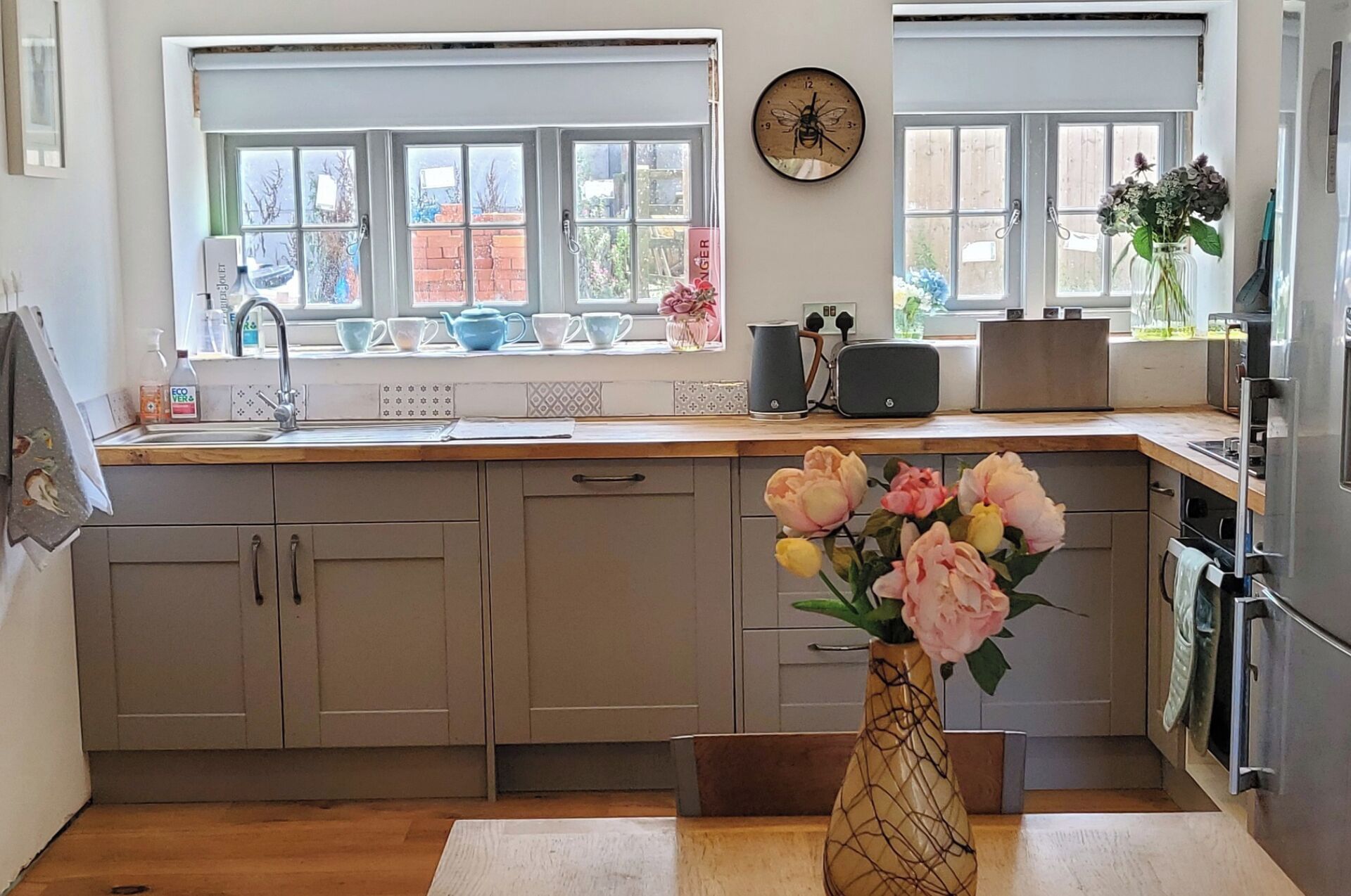 Frigorífico, microondas, horno y placa de cocina