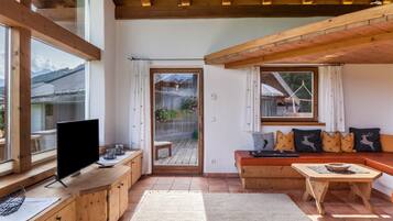 Fernseher, Kamin, Stereoanlage