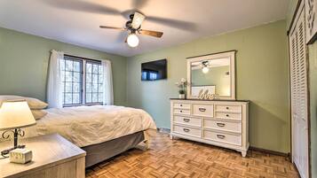 4 bedrooms, iron/ironing board, internet, bed sheets