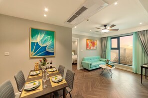 普通套房, 2 間臥室, 海景 | 起居區 | 50-吋 LCD 液晶電視、有線頻道、電視