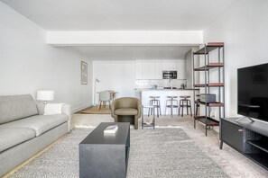 TV, stereo - Airy Menlo Park 2BR w/ Pool, Ball Courts, near Top Schools, by Blueground (Menlo Park)