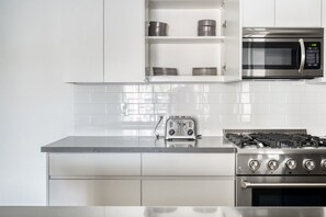 Fridge, microwave, oven, dishwasher - Airy Menlo Park 2BR w/ Pool, Ball Courts, near Top Schools, by Blueground (Menlo Park)