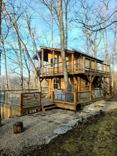 The Treehouse: Unique "Off the Grid" Cabin on the Lost River with stunning views