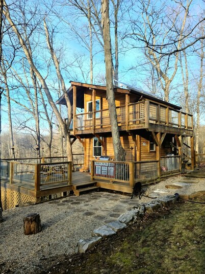 The Treehouse: Unique "Off the Grid" Cabin on the Lost River with stunning views