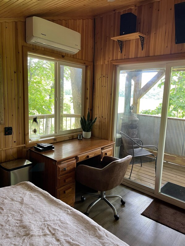 1 Schlafzimmer, Schreibtisch, Bettwäsche