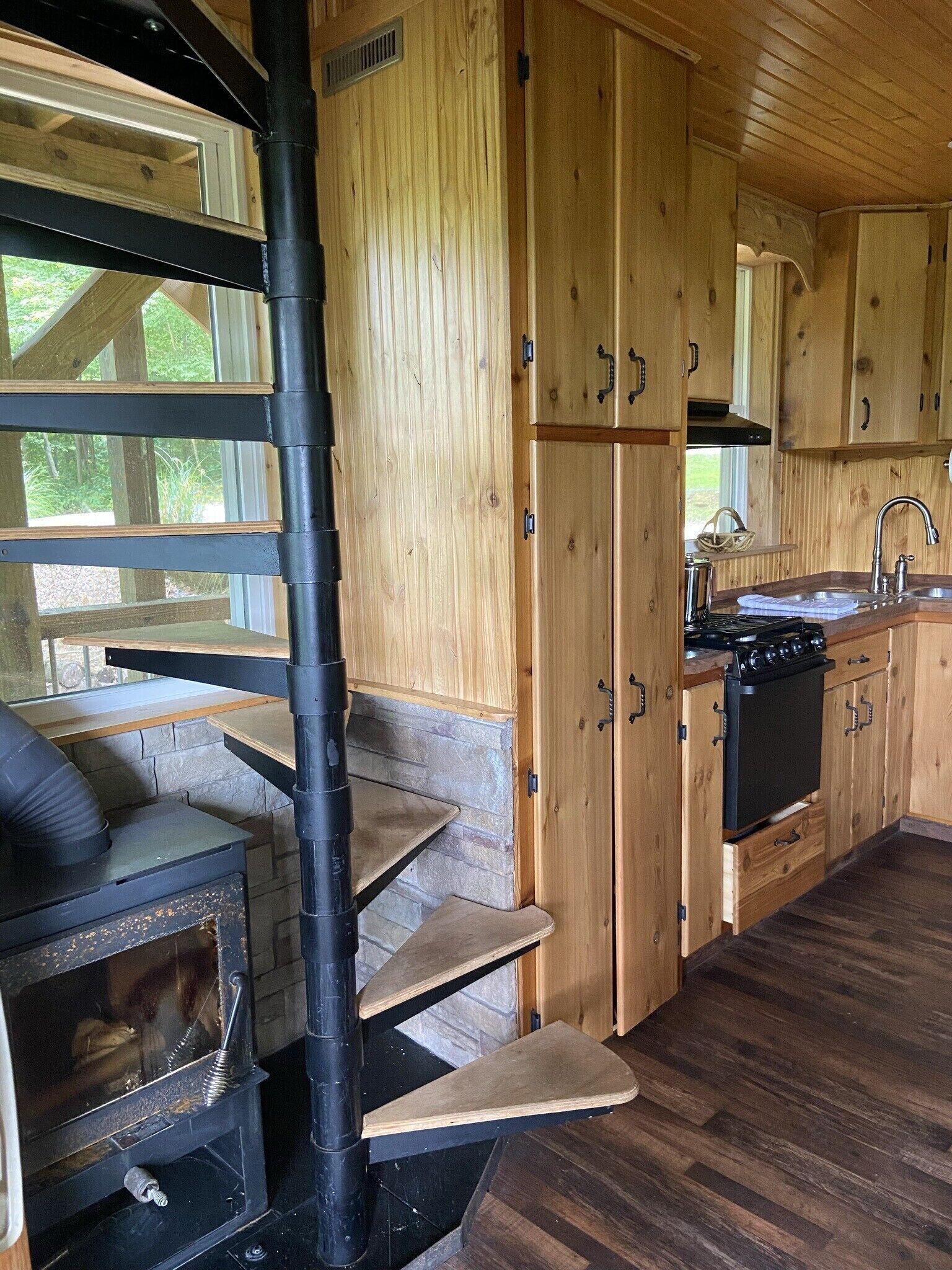 Kühlschrank, Ofen, Herdplatte, Wasserkocher mit Kaffee-/Teezubehör