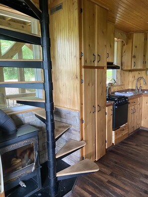 Refrigerador, horno, parrilla de estufa y cafetera y tetera 