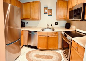 Fridge, microwave, oven, stovetop - Waterfront Resort Style Condo (St. Petersburg)