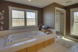 Kostenlose Toilettenartikel, Haartrockner, Handtücher