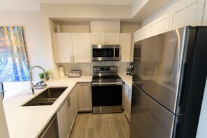 Mikrowelle, Ofen, Herdplatte, Geschirrspüler