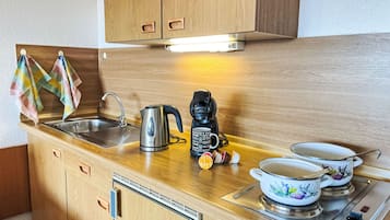 Kühlschrank, Mikrowelle, Kochgeschirr/Geschirr/Besteck