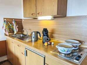 Kühlschrank, Mikrowelle, Kochgeschirr/Geschirr/Besteck