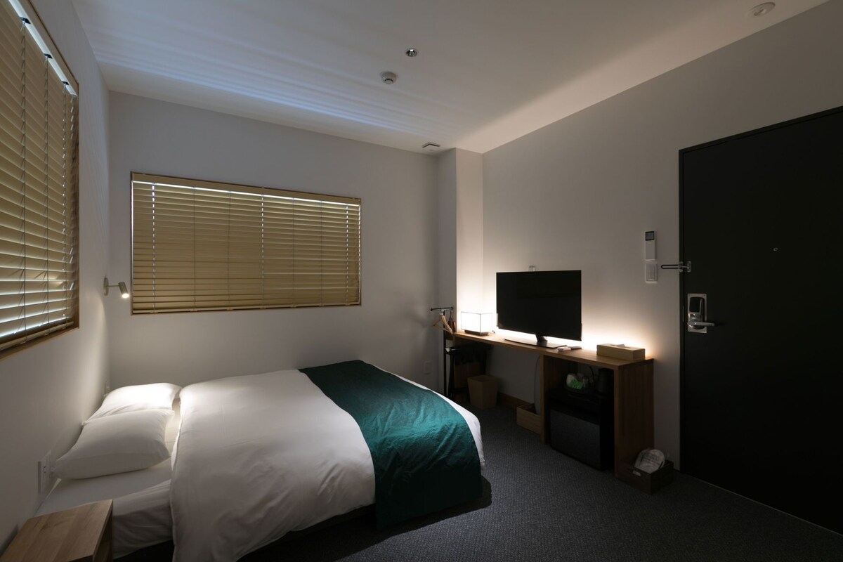 Premium bedding, desk, laptop workspace, WiFi (free)