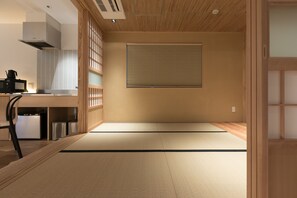 Suite estudio de diseñador, para no fumadores | Ropa de cama de alta calidad y decoración personalizada