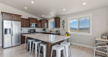 Bear Lake Cabin Sleeps 12! Game Room! Plenty of parking for cars and Toys!