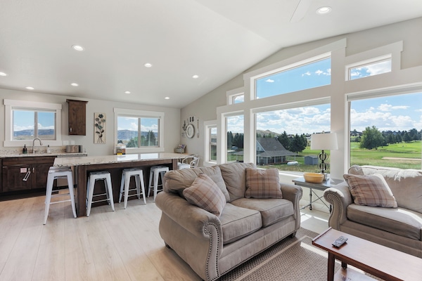 Smart TV, chimenea, reproductor de DVD y futbolito