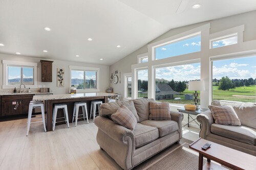 Bear Lake Cabin Sleeps 12! Game Room! Plenty of parking for cars and Toys!