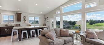 Bear Lake Cabin Sleeps 12! Game Room! Plenty of parking for cars and Toys!