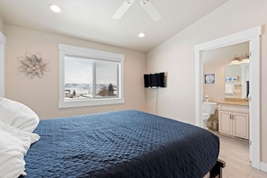 3 bedrooms, desk, free WiFi, bed sheets