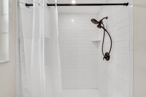 Shower, hair dryer, towels, soap - La Niña 5 minutes to Nokomis Beach. Fenced in Yard Pet-Friendly! (Nokomis)