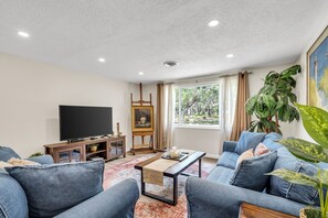 Smart TV - La Niña 5 minutes to Nokomis Beach. Fenced in Yard Pet-Friendly! (Nokomis)