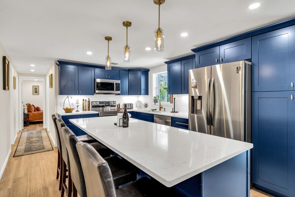 Réfrigérateur, four à micro-ondes, un four, surface de cuisson