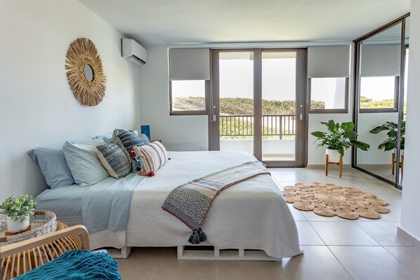 2 bedrooms, desk, WiFi, bed sheets