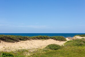 Una spiaggia nelle vicinanze
