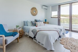 2 bedrooms, desk, WiFi, bed sheets